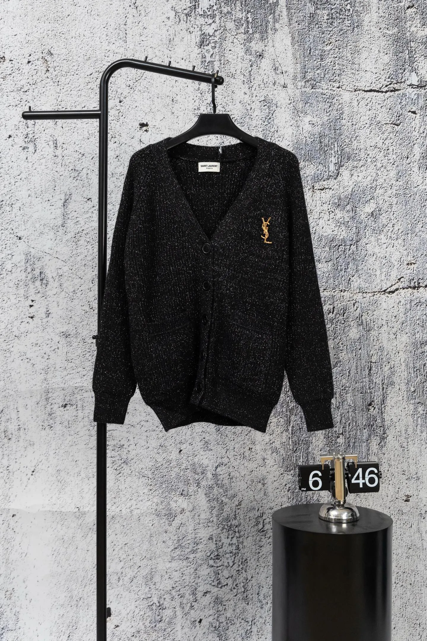 💰300 Saint Laurent is 2026 new autumn and winter black glitter V-neck knitted cardigan 1. Style: loose-fitting V-neck cardigan with single-breasted design, brand woven logo on the collar, and golden YSL classic embroidery logo on the left chest. 2. Material: The knitted fabric is mixed with glitter elements, which presents a delicate luster under the light. The black base and fine glitter effect enhance the texture and fashion. 3. Style: The overall style is simple and dark, and the glitter and metal logo add a sense of sophistication. It has both casual and light luxury attributes. It can be worn alone or layered. Size: SML Color: Black